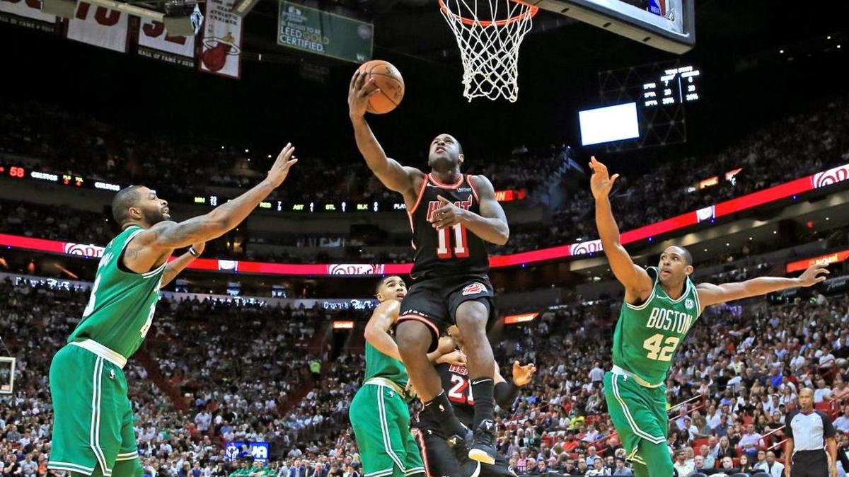 El escolta del Heat Dion Waiters entra al aro en la segunda mitad del encuentro ante los Celtics, celebrado el 22 de noviembre en el AmericanAirlines Arena en Miami.