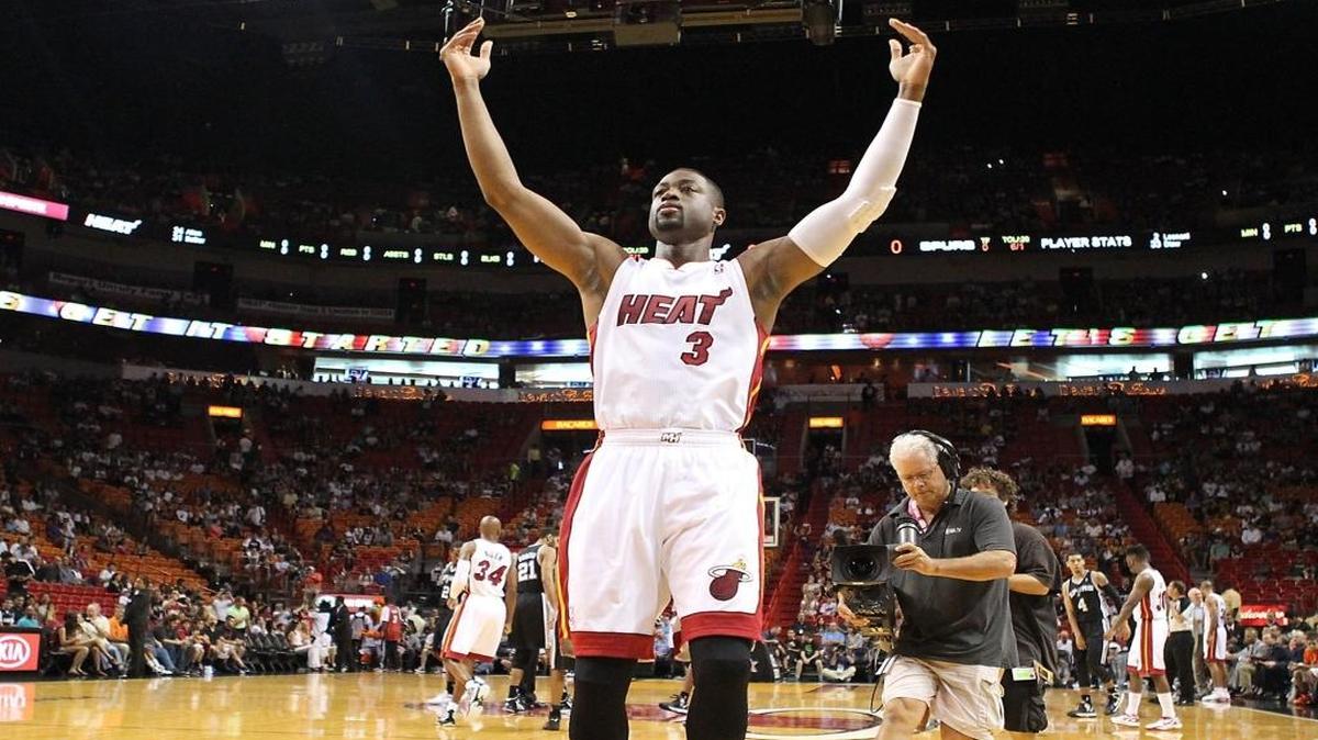 Dwyane Wade con la camiseta del Heat saluda a los aficionados antes de enfrentar a los Spurs, en octubre del 2012.
