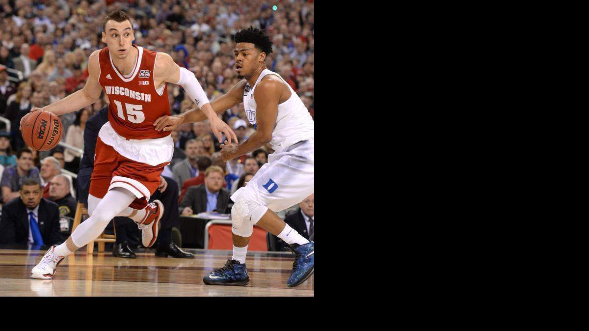 
Sam Dekker, de Wisconsin (15), es marcado por Quinn Cook (2), de Duke, el lunes, en la final de la NCAA.

