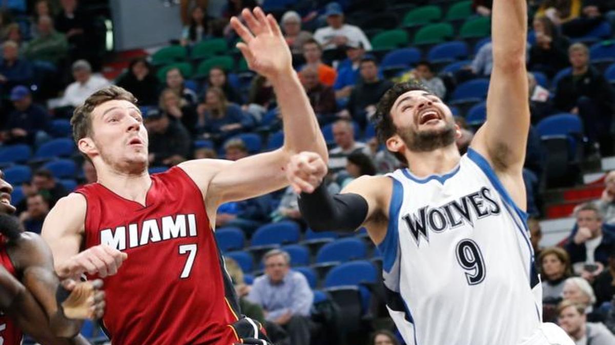 Ricky Rubio (9), de Minnesota, lanza marcado por Goran Dragic, del Heat, la noche del lunes 6 de febrero del 2017, en Minneapolis.