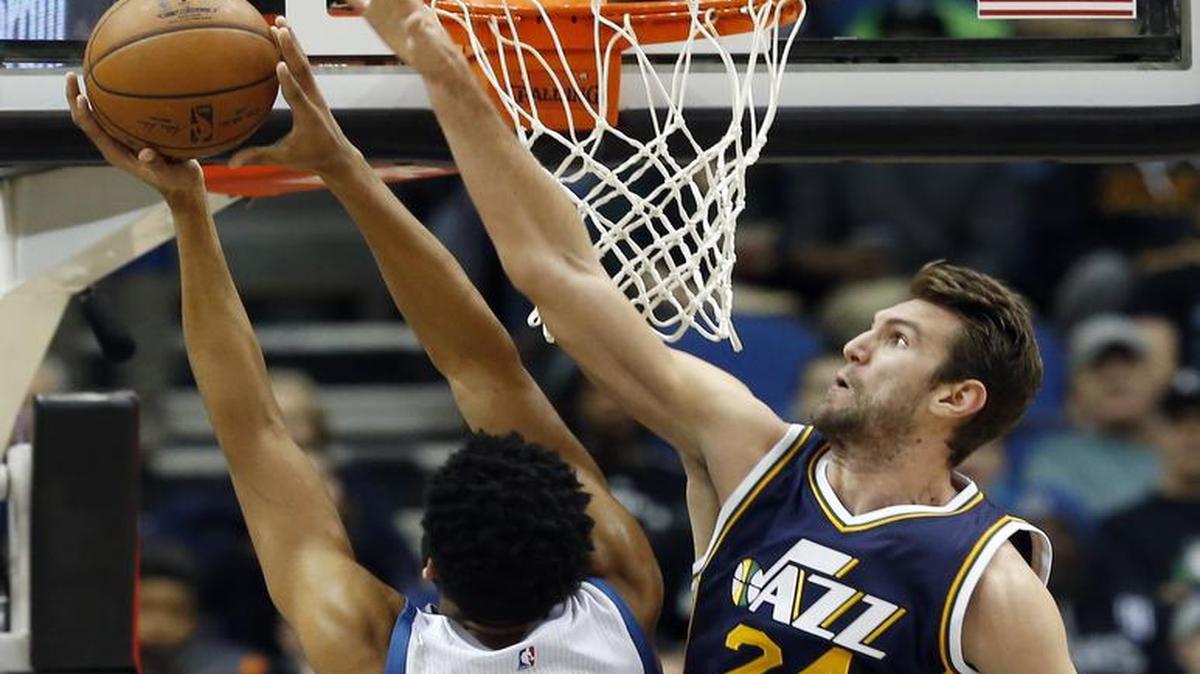 Karl-Anthony Towns, de los Timberwolves de Minnesota, dispara frente a Jeff Withey, del Jazz de Utah, en el encuentro realizado el miércoles 30 de diciembre de 2015. 