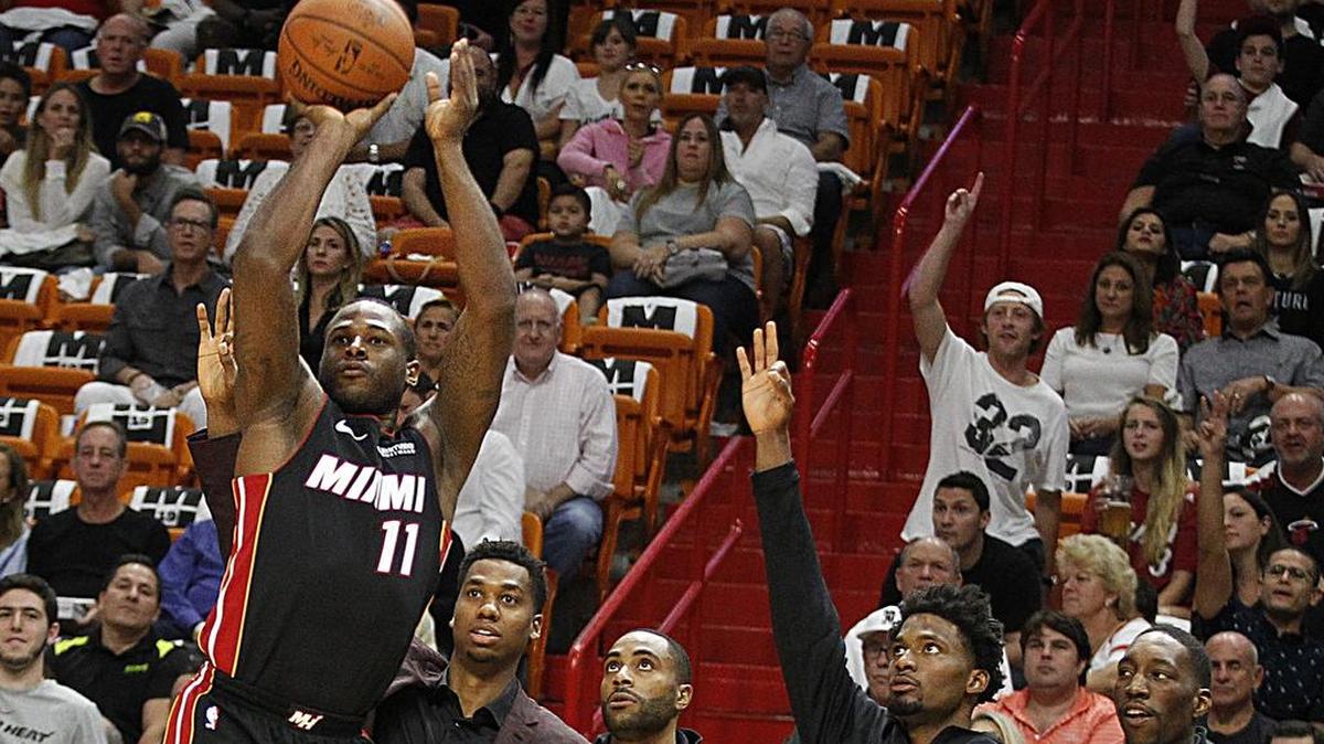 Dion Waiters, del Heat, dispara para un triple en el primer cuarto del juego en el AmericanAirlines Arena en Miami, la noche del sábado 21 de octubre del 2017.