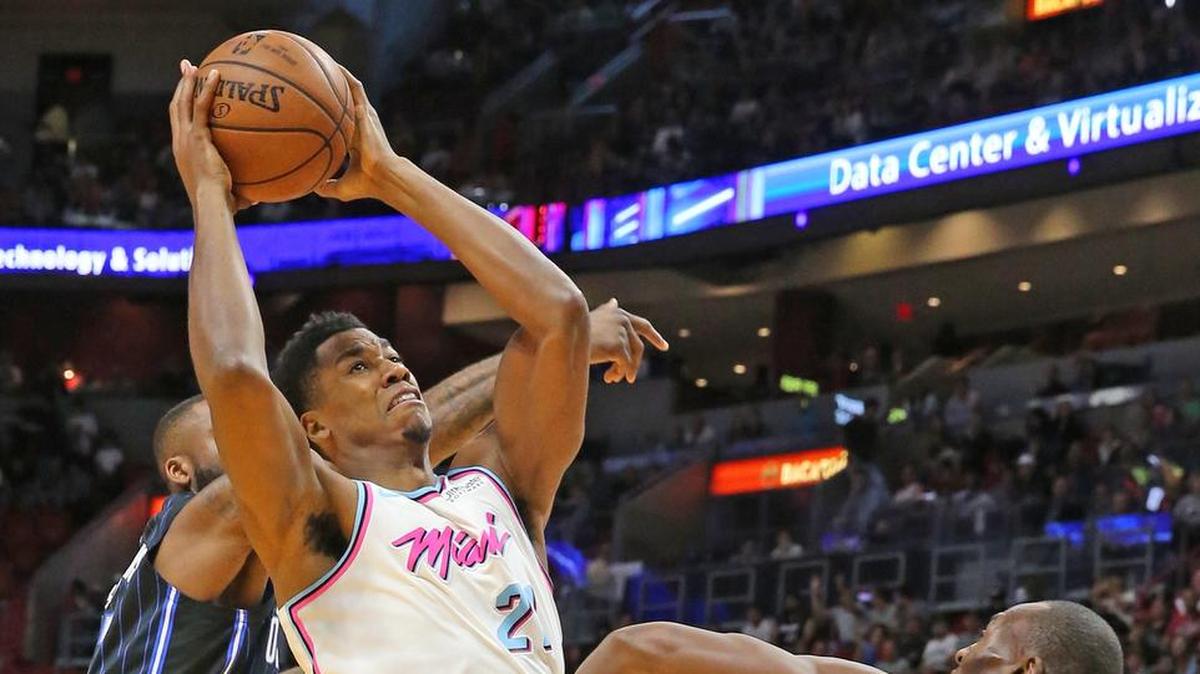 El centro del Heat Hassan Whiteside (21) trata de anotar en el primer cuarto del partido ante el Magic, el 5 de febrero de 2018 en Miami.