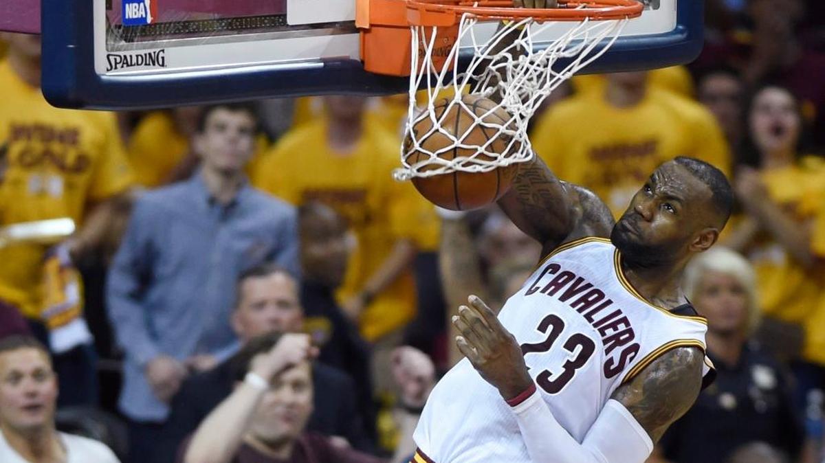 El astro de los Cavaliers LeBron James clava el balón ante los Raptors, en el quinto partido de la serie final del Este, celebrado el 25 de mayo en Cleveland.