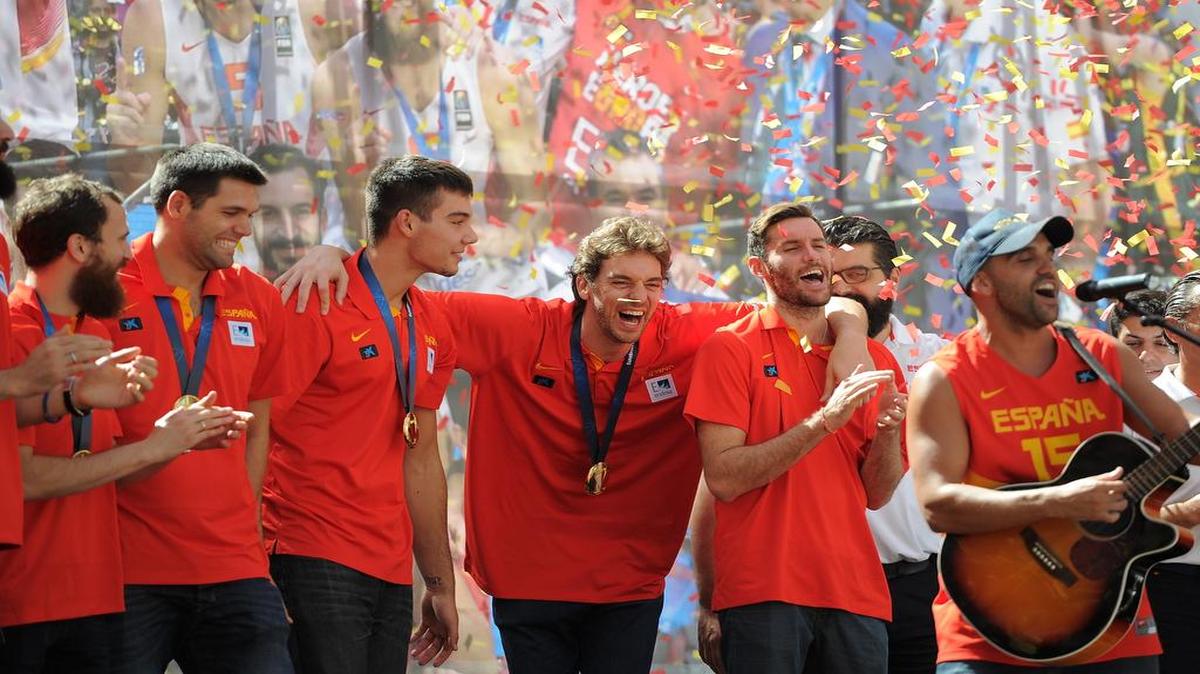 
El español Pau Gasol (centro) celebra con sus compañeros de equipo el triunfo ante Lituania en la final del Eurobasquet, el 21 de septiembre del 2015.
