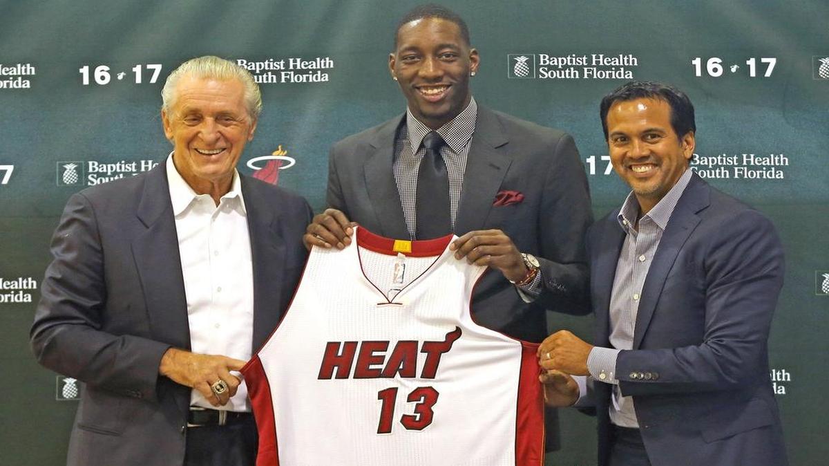 El presidente del Heat Pat Riley (izq.) y el entrenador Erik Spoelstra flanquean a su nueva selección Bam Adebayo, en el AmericanAirlines Arena, en Miami, el viernes 23 de junio del 2017.