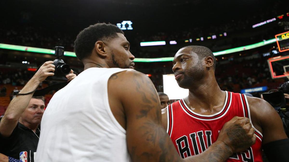Dwyane Wade, con la camiseta de los Bulls (der.), saluda al jugador del Heat Udonis Haslem, el 10 de noviembre en el American Airlines Arena.