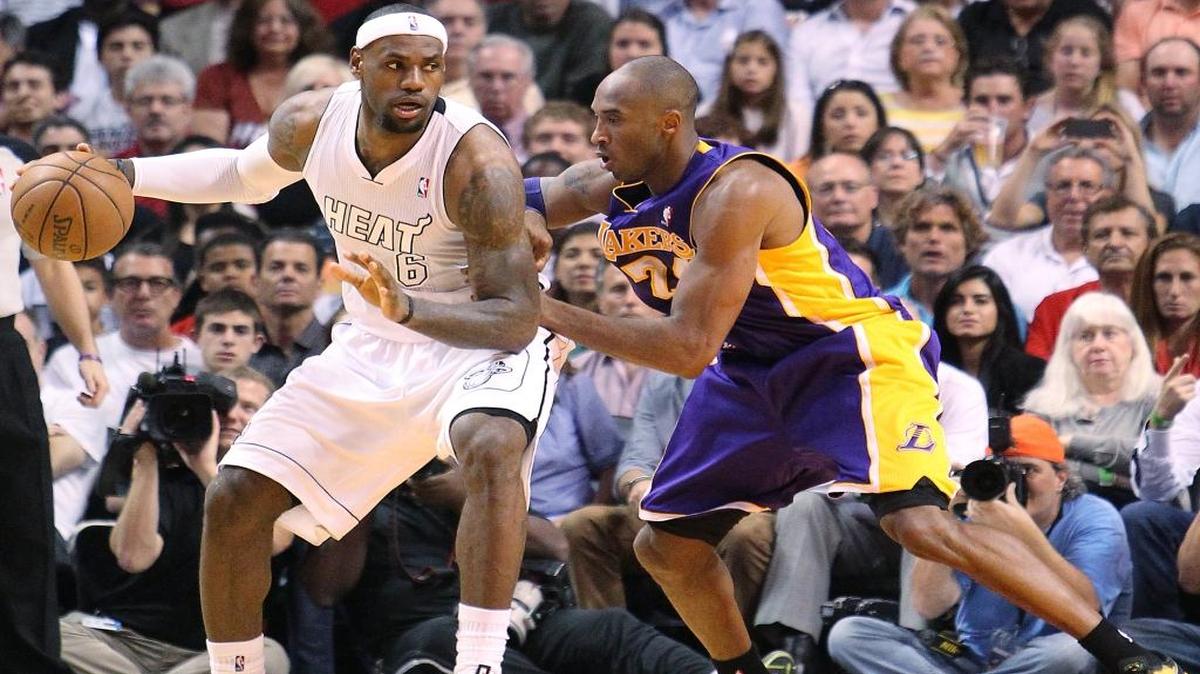 Kobe Bryant, de los Lakers, marca a presión a LeBron James (izq.), del Heat, el 10 de febrero del 2013 en el American Airlines Arena en Miami.