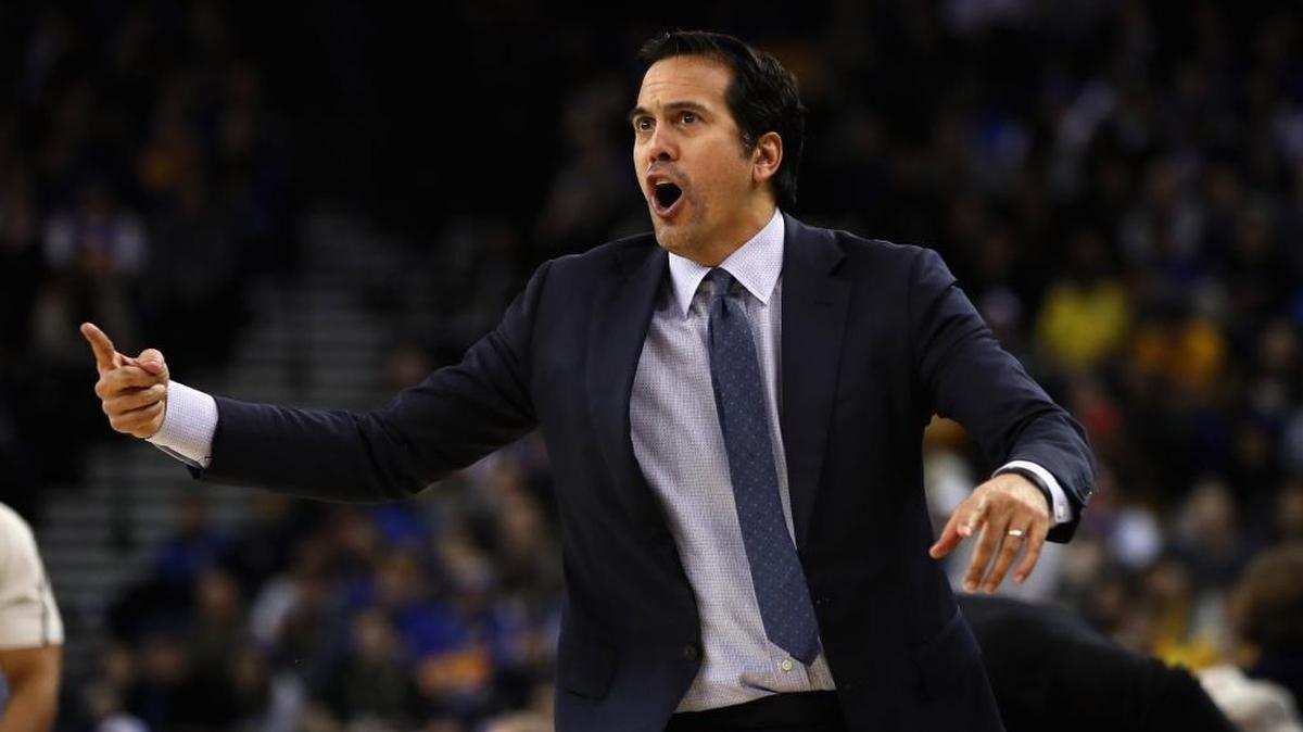 El entrenador del Heat Erik Spoelstra imparte instrucciones a sus jugadores contra los Warriors, en el ORACLE Arena, el 10 de enero del 2017 en Oakland, California.
