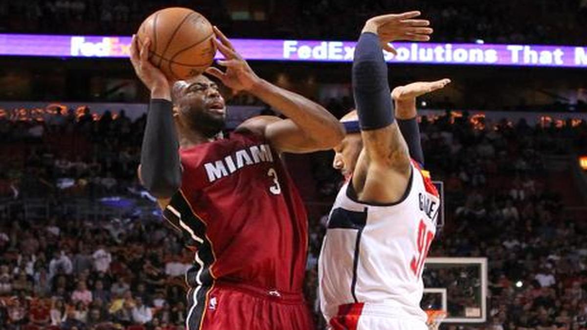
Dwyane Wade busca un espacio para lanzar sobre Drew Gooden, el viernes.
