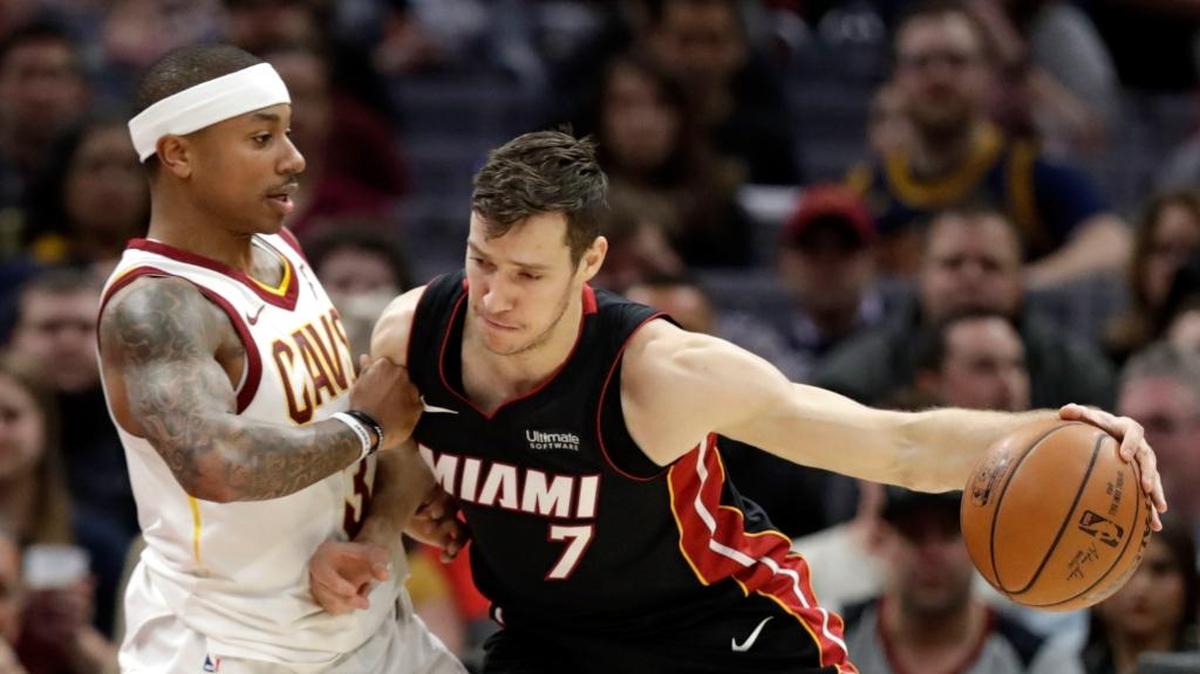 El armador del Heat Goran Dragic (izq.) conduce la pelota ante la marca de Isaiah Thomas, de los Cavaliers, en el partido celebrado el 31 de enero de 2018 en Cleveland.