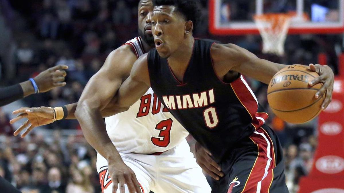 Dwyane Wade, de los Bulls, marca a Josh Richardson, del Heat.