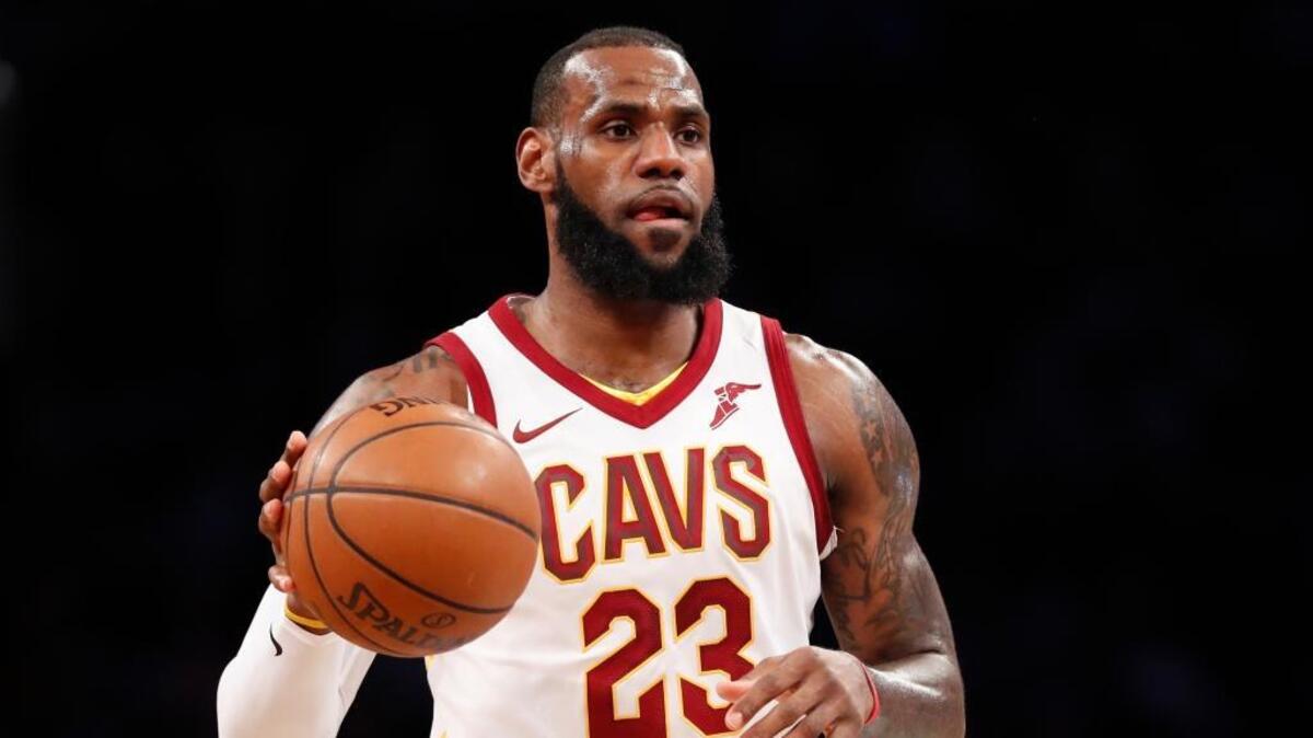 El delantero de los Cavaliers LeBron James (23) maneja el balón en el partido contra los Nets en Nueva York, celebrado el del 25 de marzo de 2018.