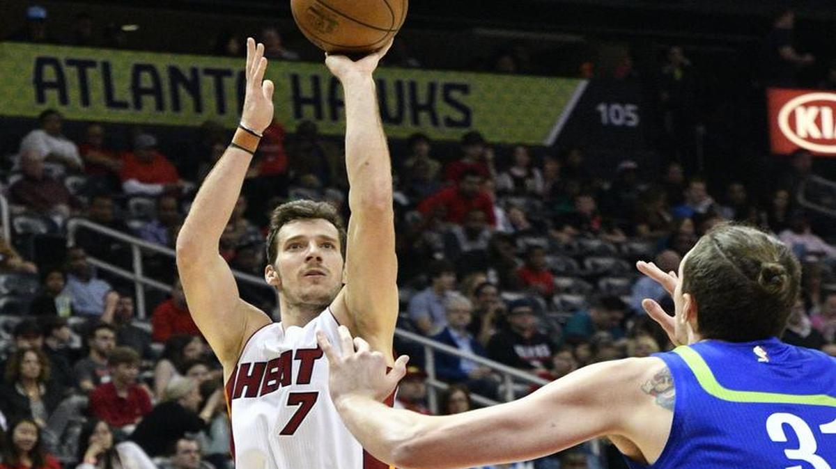El armador del Heat Goran Dragic (7), tira al aro ante el jugador de los Hawks Mike Muscala.