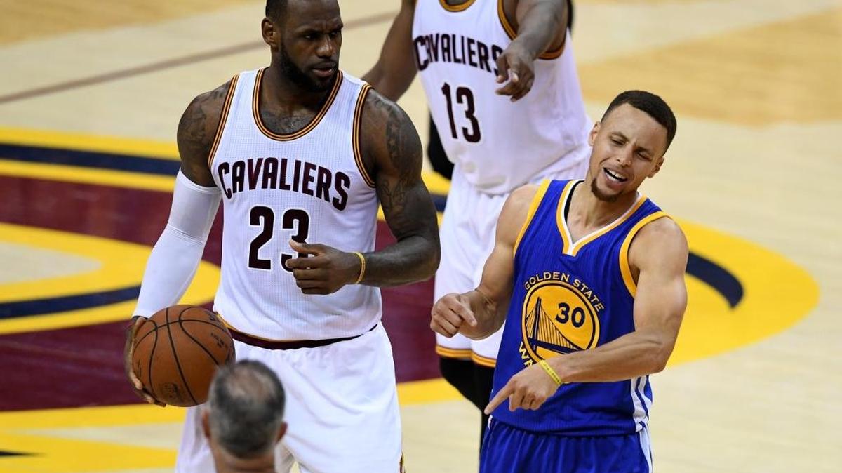 Stephen Curry (30), de los Warriors, increpa al árbitro ante la mirada de LeBron James (23), de los Cavaliers, el jueves.