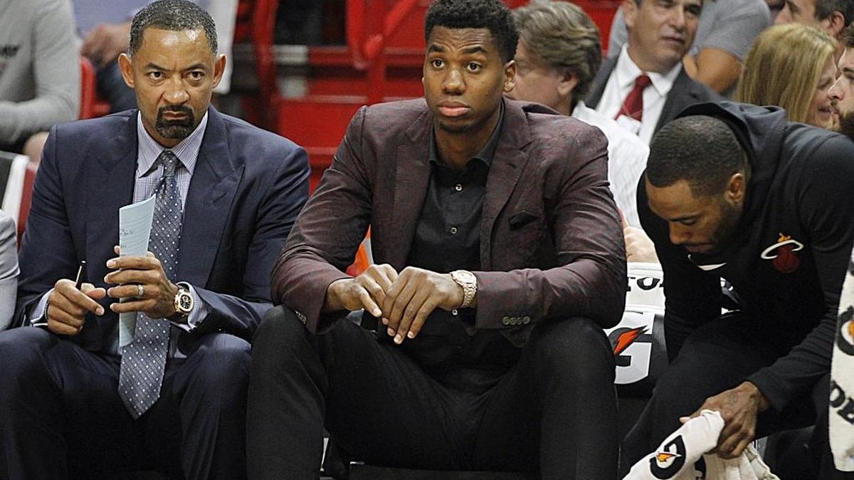 El centro del Heat Hassan Whiteside (der.) mira el juego al lado Juwan Howard, asistente del entrenador, en el segundo cuarto del juego contra los Pacers en el AmericanAirlines Arena en Miami, la noche del sábado 21 de octubre del 2017.