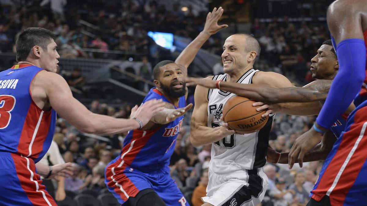 Manu Ginóbili (centro) intenta penetrar al aro por los Spurs ante la defensa de los Pistons, en el partido de pretemporada efectuado el 18 de octubre del 2015 en San Antonio.