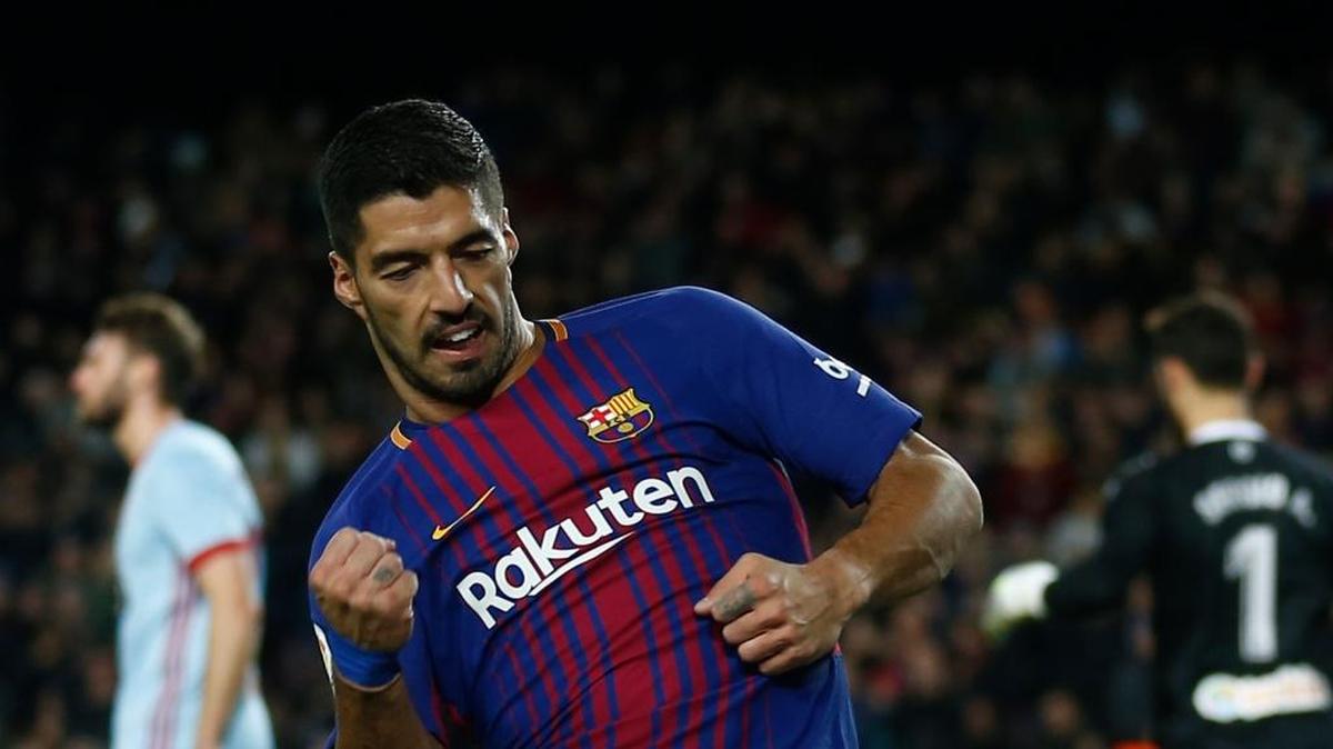 Luis Suárez celebra tras anotar un gol para Barcelona en el triunfo 5-0 ante Celta de Vigo, el 11 de enero de 2018 en el estadio Camp Nou.