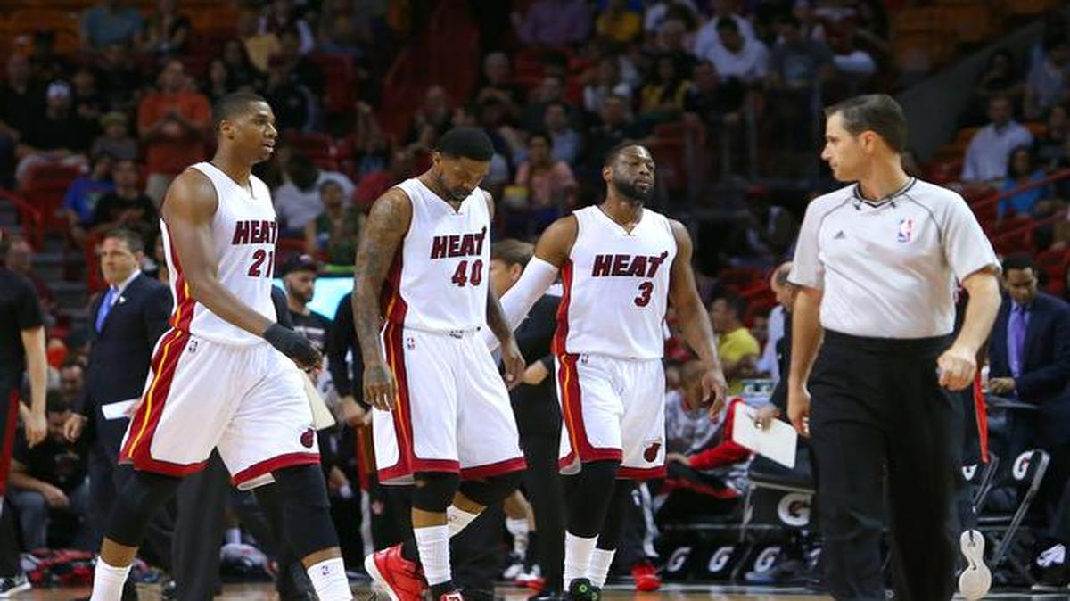 Hassan Whiteside, Udonis Haslem y Dwyane Wade (de izq. a der.) caminan al banco del Heat en el primer cuarto del partido contra los Raptors de Toronto, el 11 de abril en Miami.