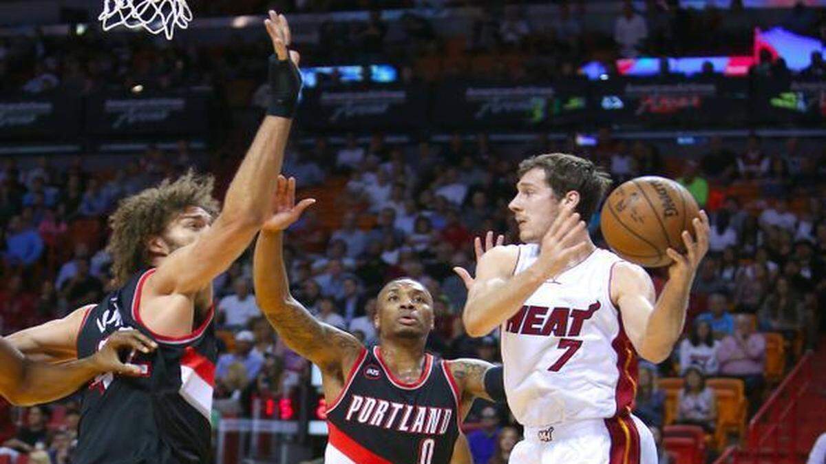 
GORAN DRAGIC intenta penetrar al aro ante la defensa de Portland el miercoles en la noche.


