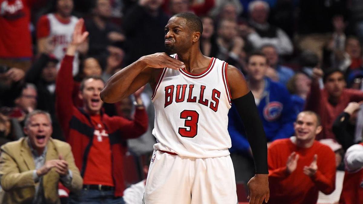 Dwyane Wade reacciona tras anotar un tiro de tres puntos para los Bulls en el partido contra los Celtics, el 27 de octubre del 2016.