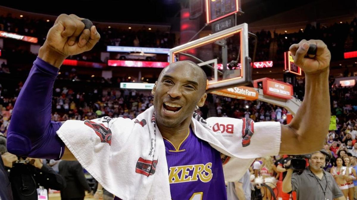 Kobe Bryant se despide de la afición tras el partido contra los Rocktes, celebrado el 10 de abril del 2016 en el Toyota Center, en Houston.