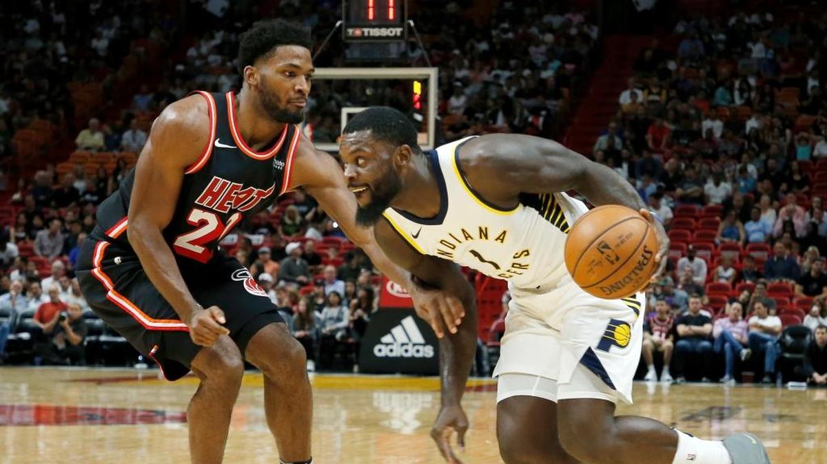 El jugador de los Pacers Lance Stephenson (der.) trata de entrar al aro ante la marca de Justise Winslow, del Heat, en el segundo cuarto del partido efectuado el domingo en Miami.