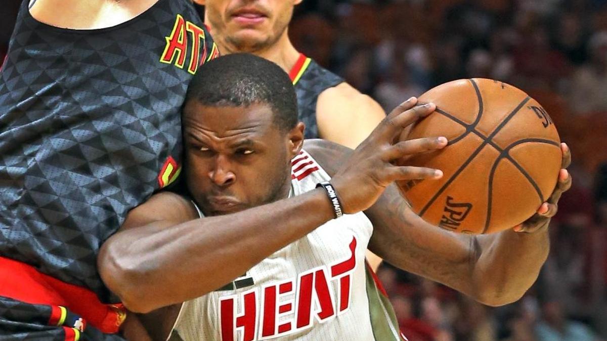 El escolta del Heat Dion Waiters trata de penetrar al aro en el partido del martes contra Atlanta en el American Airlines Arena.
