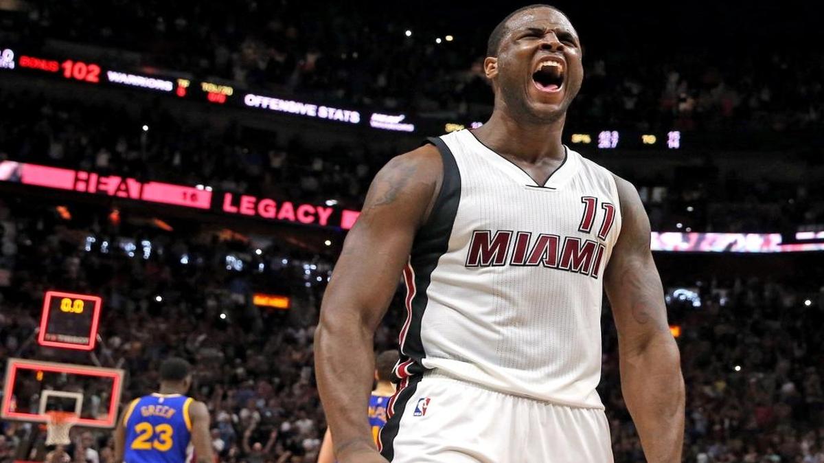 Dion Waiters grita frente a los fanáticos luego de haber anotado un triple, a 0.6 segundos para el final del partido. Con su disparo aseguró la victoria del Heat sobre el líder de la NBA, los Warriors de Golden State, en el AmericanAirlines Arena, en Miami, la noche del lunes 23 de enero del 2017.