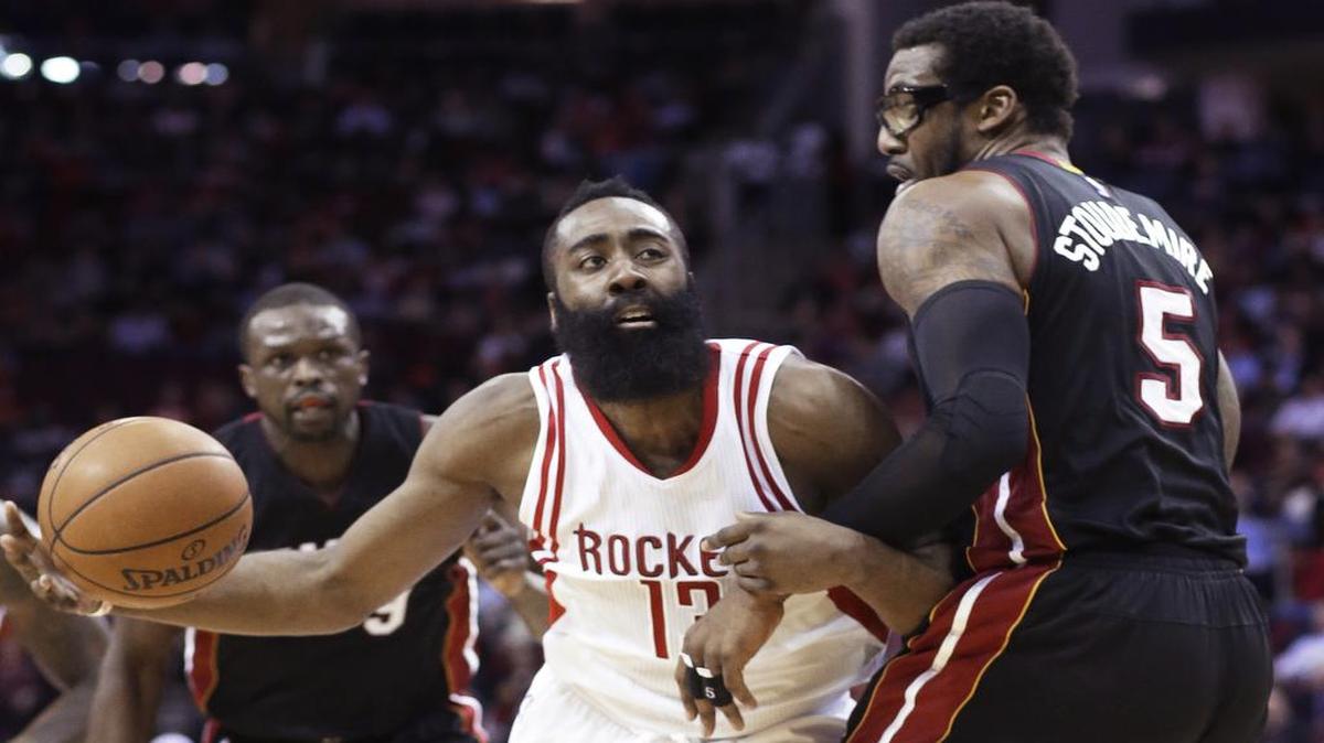 El jugador de los Rockets James Harden (izq.) trata de entrar al aro ante la marca de Amare Stoudemire, del Heat, en el partido efectuado el 2 de febrero del 2015 en Houston.
