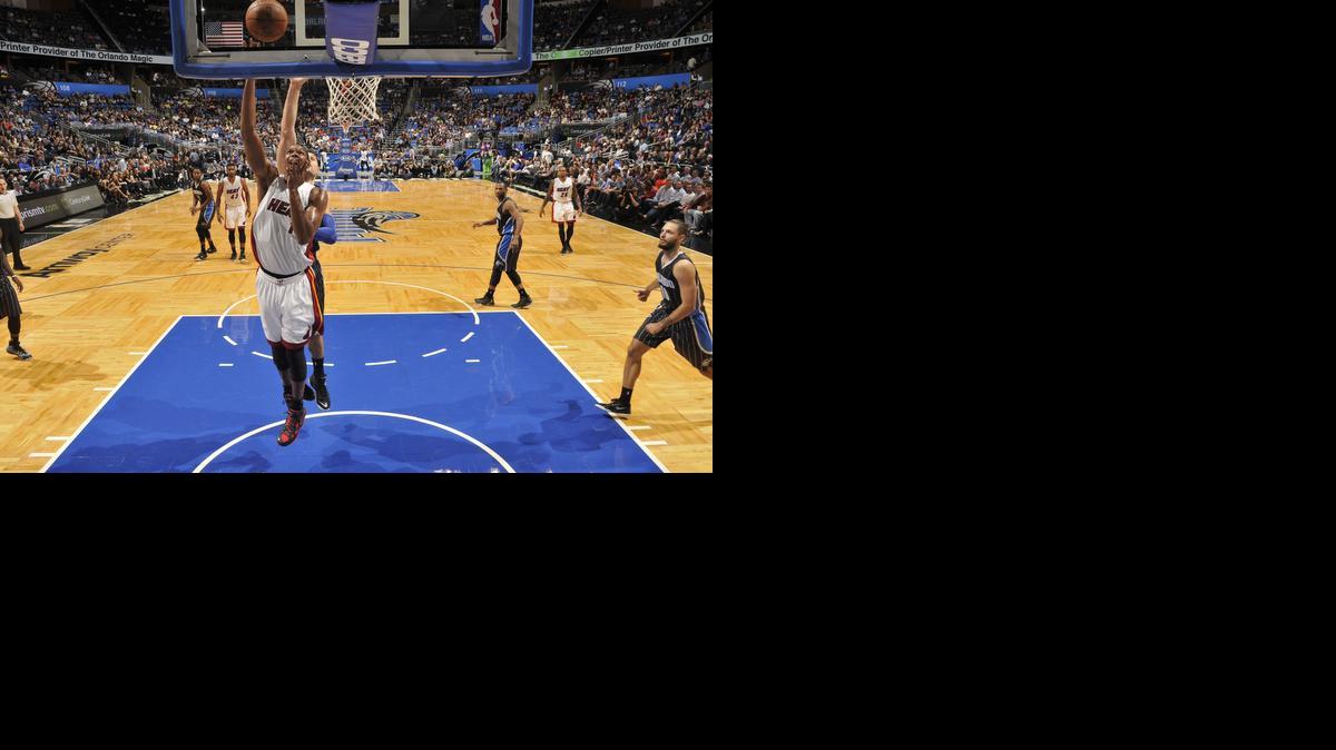 
 El centro del Heat Chris Bosh anota dos de sus 32 puntos en el partido del sábado ante el Magic en Orlando.


