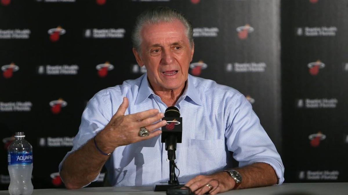 El presidente del Heat Pat Riley explica en el AmericanAirlines Arena, el sábado en Miami, el “duro verano” del club.