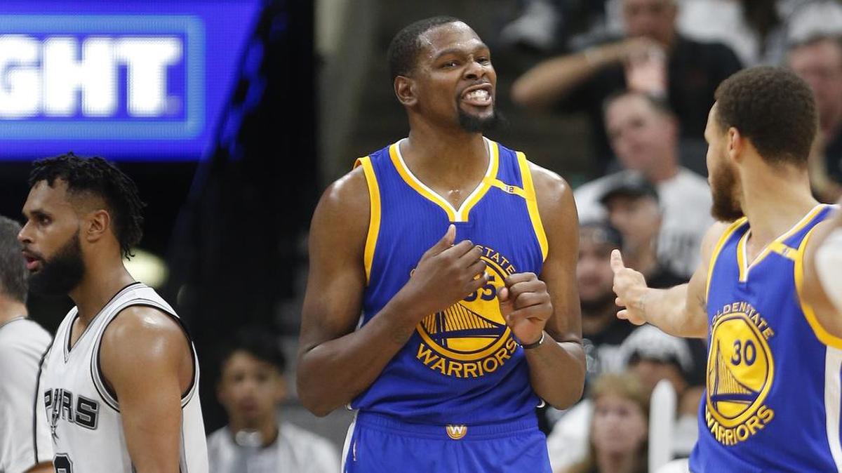 El jugador de los Warriors Kevin Durant (35) reacciona durante las finales de la Conferencia Oeste ante San Antonio el 20 de mayo.