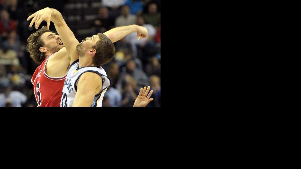 
Pau Gasol (izq.), de los Bulls, pugna por el balón con su hermano Marc, de los Grizzlies, en el salto para iniciar el juego que disputaron ambos equipos en Memphis, Tenn., en diciembre pasado. Ambos harán historia el domingo.
