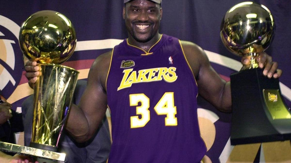 Shaquille O'Neal con los trofeos de Jugador Más Valioso y del campeón de la NBA con los Lakers, el 15 de junio del 2001.