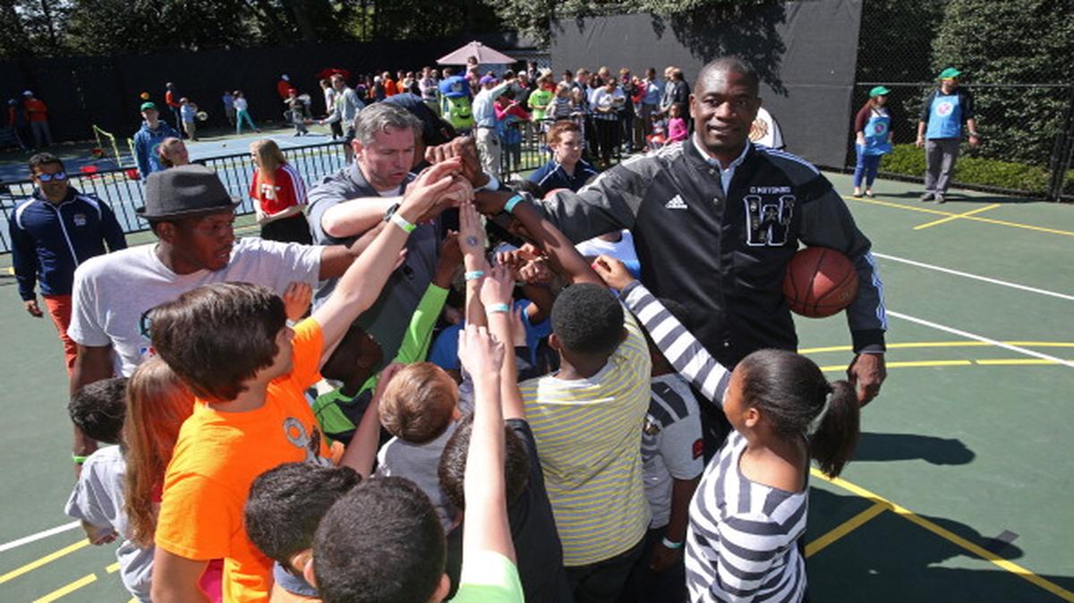 
Dikembe Mutombo saluda a un grupo de niños durante una clínica de la NBA en Washington, el 21 de abril del 2014.


