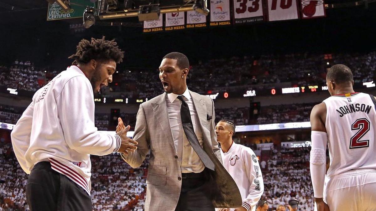Justice Winslow (izq.) y Chris Bosh antes del juego de playoffs del Heat contra los Hornets de Charlotte, el 17 de abril del 2016 en el American Airlines Arena in Miami, Florida.