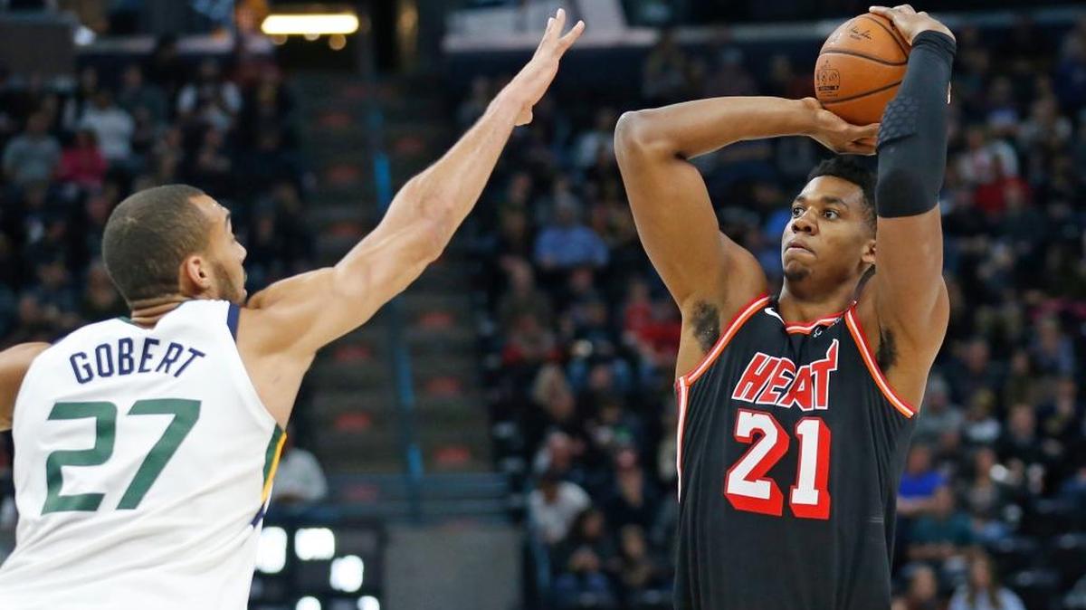 Bonito duelo de centros el que sostuvieron Hassan Whiteside, del Heat (21) y Rudy Gobert, del Jazz (27) este viernes en UTAH.