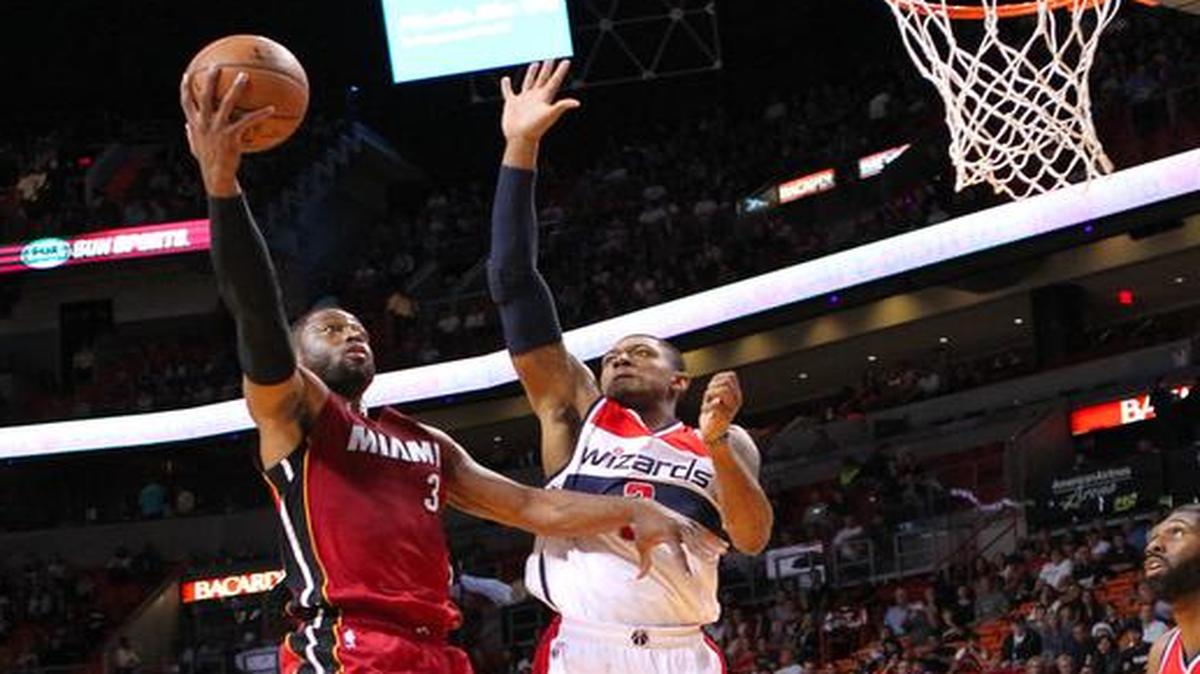 
Dwyane Wade (3) trata de anotar sobre la marcación de Bradley Beal, el viernes.
