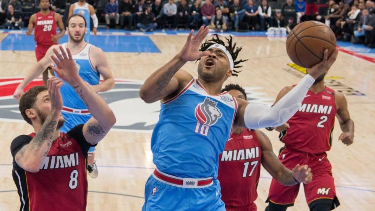 El jugador de los Kings Frank Mason III trata de tirar al aro ante la marca de Tyler Johnson, del Heat, el miércoles en Sacramento.