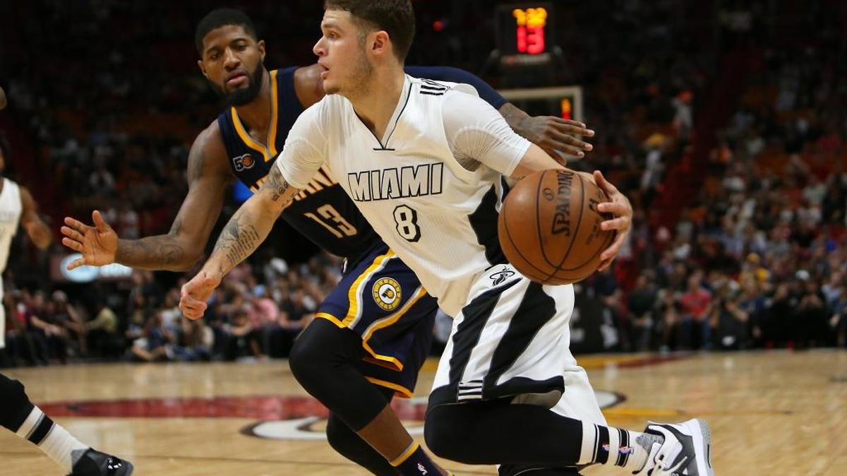Tyler Johnson, del Heat, conduce la bola seguido por Paul George, de los Pacers, en diciembre último.