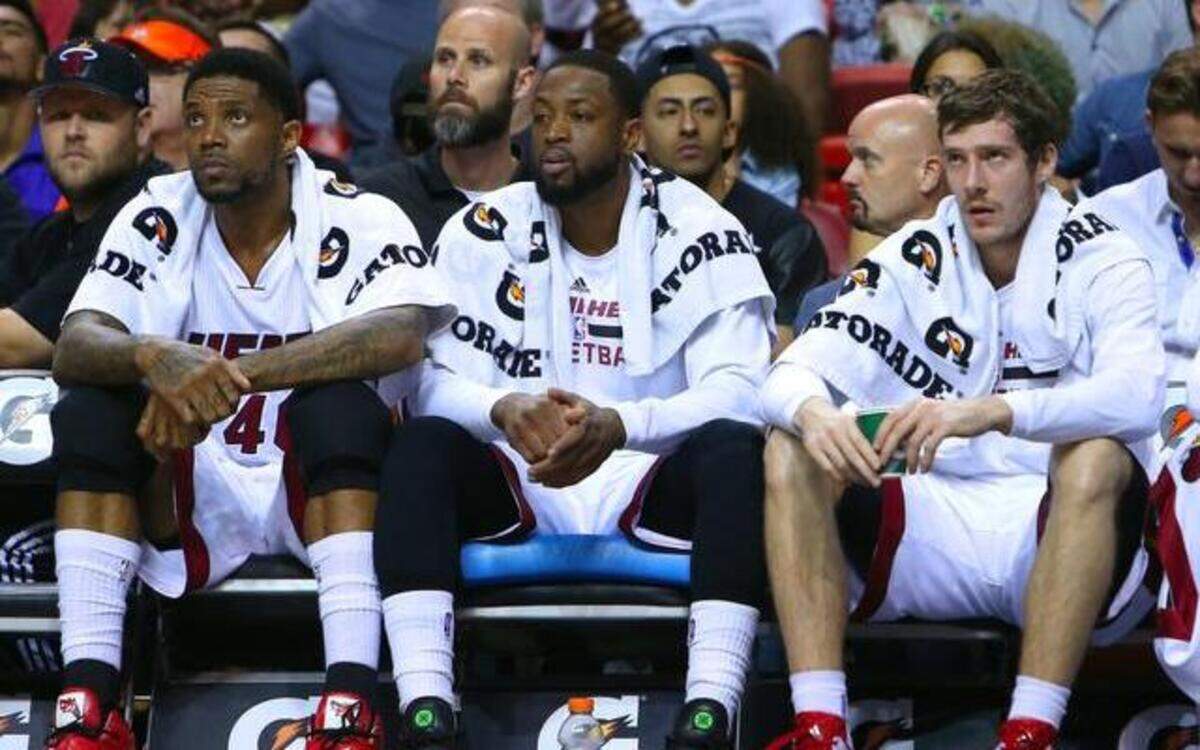 Udonis Haslem, Dwyane Wade y Goran Gragic (de izq. a der.) en el ssegundo cuarto del partido entre el Heat y los Raptors, el 11 de abril del 2015 en Miami.