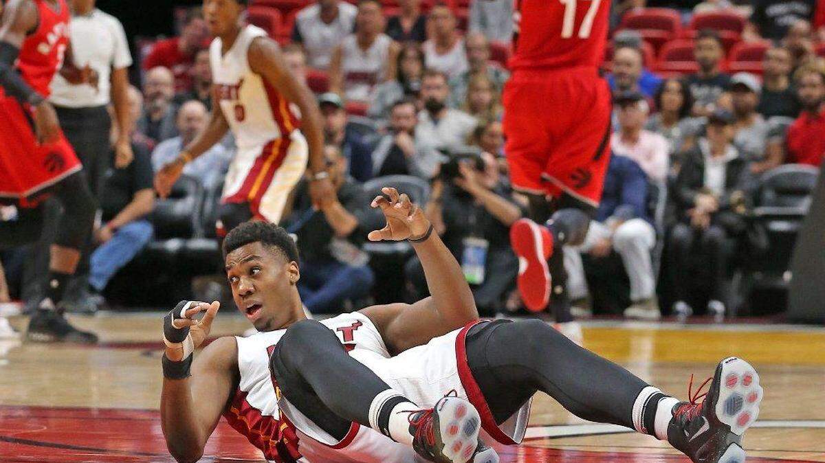 Hassan Whiteside anotó 16 puntos por el Heat, a pesar de jugar con un herida de 13 puntos en su mano derecha.