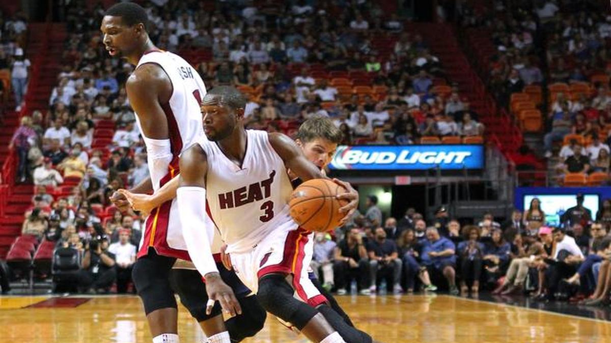 
Chris Bosh protege a Dwyane Wade (3) en un choque contra los Hawks, el 14 de octubre pasado en Miami.
