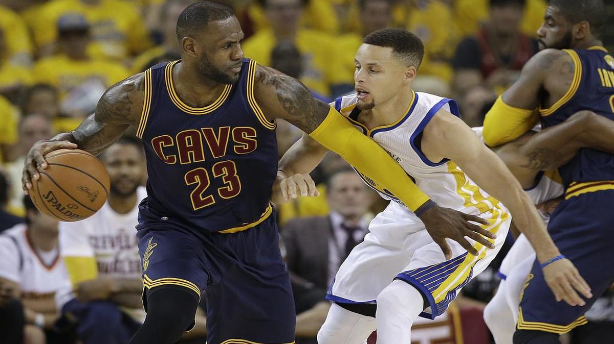 LeBron James (23), de los Cavaliers, enfrenta a Stephen Curry, de los Warriors, el 2 de junio del 2016, en las Finales de la NBA.