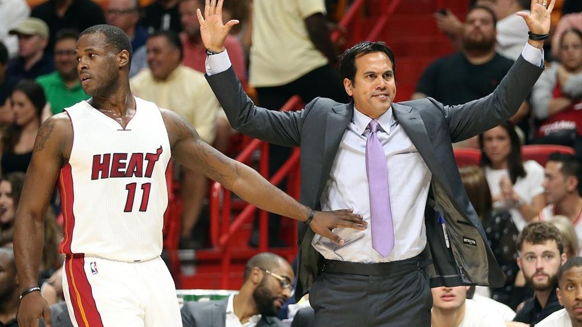 DION WAITERS contiene a Erik Spoelstra, quien protesta en choque del 1 de noviembre.
