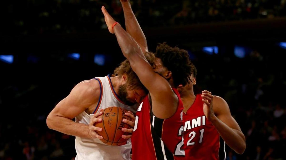 El jugador de los Knicks Robin López (der.) trata de pasar la defensa de Justise Winslow, del Heat, el viernes.