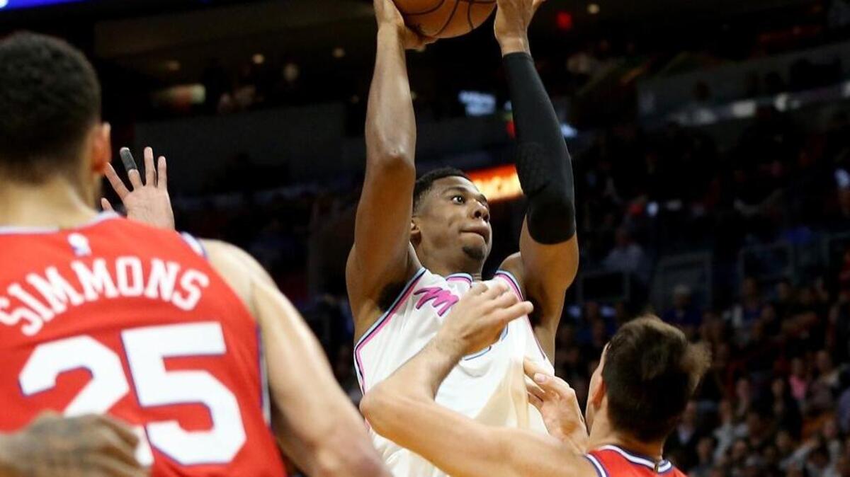 El centro del Heat Hassan Whiteside tira al aro ante la marca de Dario Saric, de Filadelfia, en el segundo cuarto del partido efectuado el 8 de enero de 2018 en Miami.