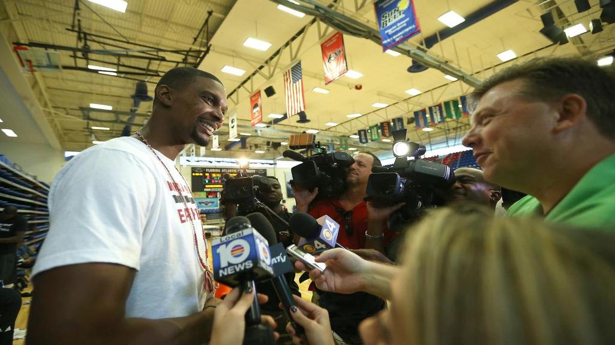 
El jugador del Heat de Miami Chris Bosh habla con la prensa en el segundo día de entrenamiento del equipo el 30 de septiembre del 2015 en la universidad FAU, en Boca Raton.
