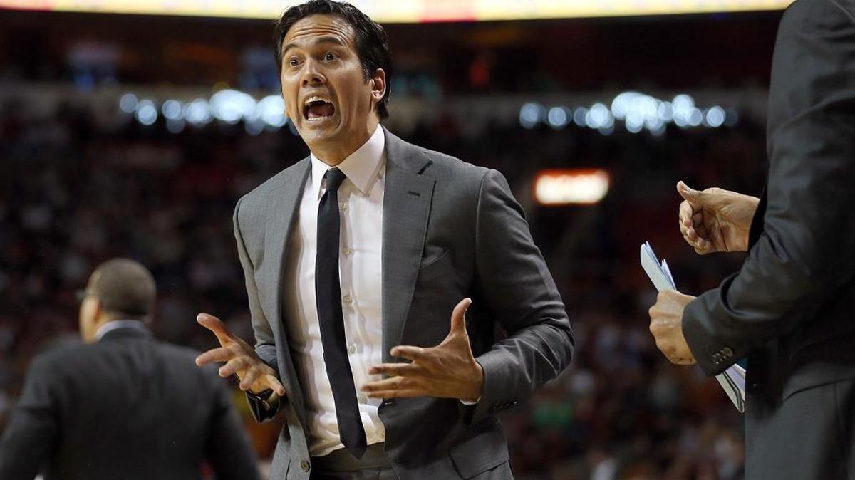 Erik Spoelstra, entrenador del Heat, reacciona en el partido contra los Hornets, en el AmericanAirlines Arena en Miami el jueves 17 de marzo del 2016.